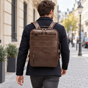 Business-Rucksack Herren mit USB-Anschluss – Dunkelkhaki – von einem Mann getragen oder gehalten, ergänzende Inszenierung