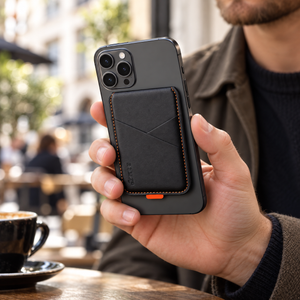 Magnetischer Kartenhalter fürs Smartphone mit Klappständer – von einem Mann getragen oder gehalten, ergänzende Inszenierung