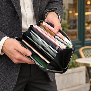 BISON DENIM N8150 – Lange Herren-Geldbörse – ergänzende KI-Kampagnenaufnahme mit einem Mann, der das Produkt hält.