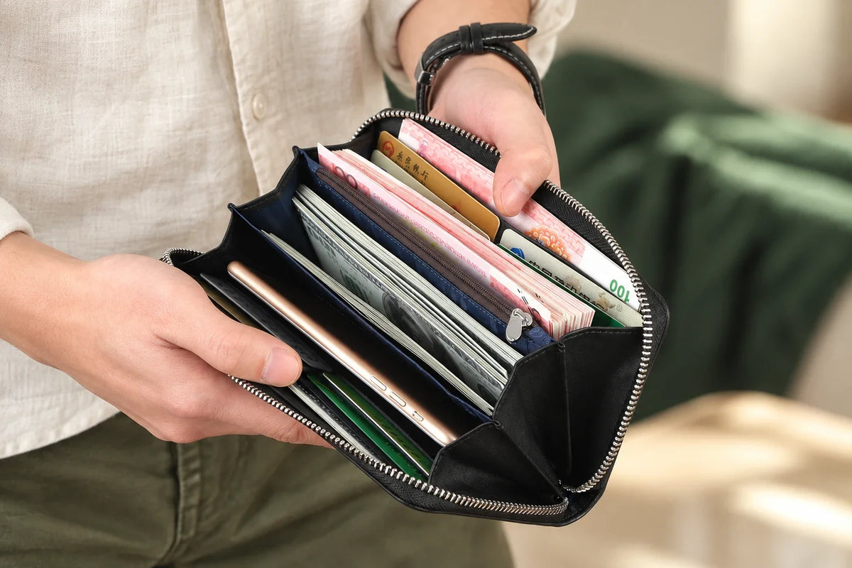 BISON DENIM N8150 – Lange Herren-Geldbörse in einer ergänzenden, KI-bearbeiteten Szene; Inhalte und Dekoration nicht enthalten.