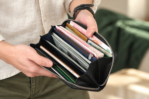 BISON DENIM N8150 – Lange Herren-Geldbörse in einer ergänzenden, KI-bearbeiteten Szene; Inhalte und Dekoration nicht enthalten.