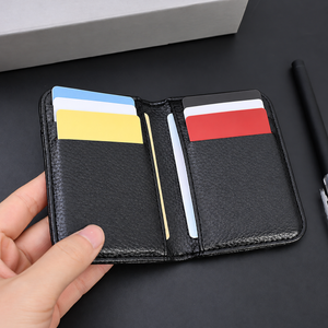 Schmales Kartenetui mit 9 Kartenfächern – Schwarz – Produktdetail oder ergänzende Inszenierung