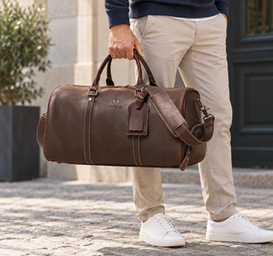 Reisetasche Herren aus Leder mit Schuhfach MH475 – Kaffeebraun – von einem Mann getragen oder gehalten, ergänzende Inszenierung