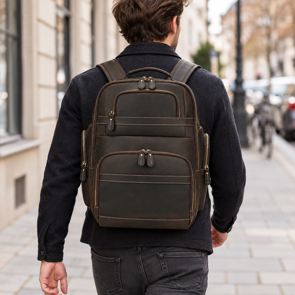 Großer Laptoprucksack Herren aus Leder – Schwarz – getragen oder gehalten