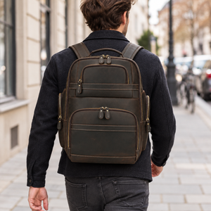 Großer Laptoprucksack Herren aus Leder – Schwarz – getragen oder gehalten
