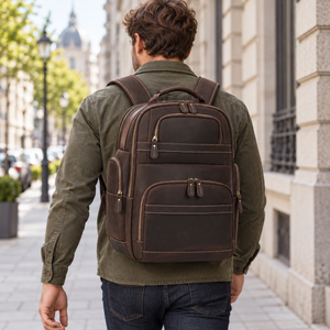 Großer Laptoprucksack Herren aus Leder – Dunkelbraun – getragen oder gehalten