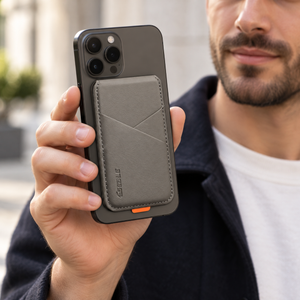 Magnetischer Smartphone-Kartenhalter mit Klappständer – Dunkelgrau – von einem Mann getragen oder gehalten, ergänzende Inszenierung