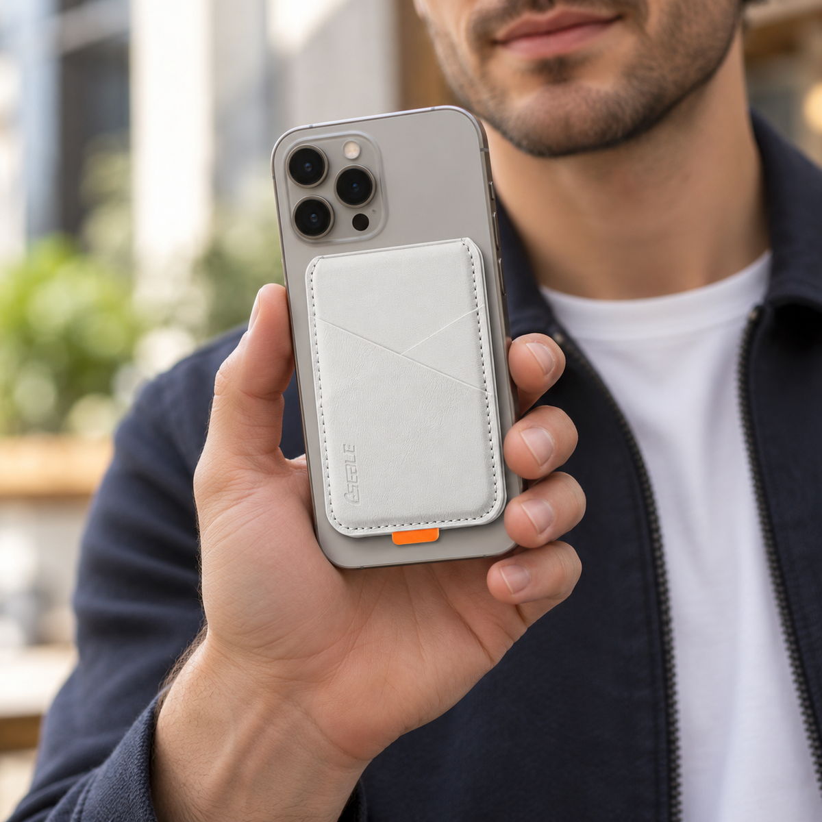 Magnetischer Smartphone-Kartenhalter mit Klappständer – Grauweiß – von einem Mann getragen oder gehalten, ergänzende Inszenierung