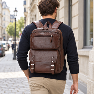Laptoprucksack in Lederoptik mit Frontklappe 8685 – Braun – von einem Mann getragen oder gehalten, ergänzende Inszenierung