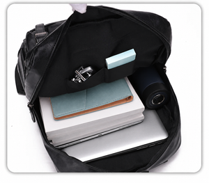 Laptoprucksack in Lederoptik mit Frontklappe 8685 – Schwarz – Innenraum mit neutralen Gegenständen