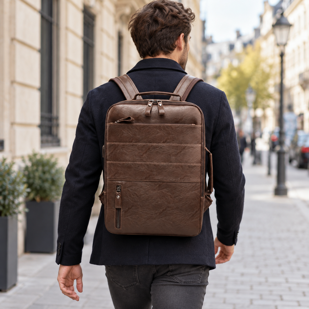 Business-Rucksack Herren mit USB-Anschluss – Dunkelkhaki – von einem Mann getragen oder gehalten, ergänzende Inszenierung