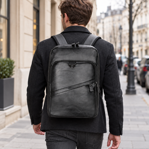 Laptoprucksack Herren mit Frontreißverschluss – Schwarz – von einem Mann getragen oder gehalten, ergänzende Inszenierung